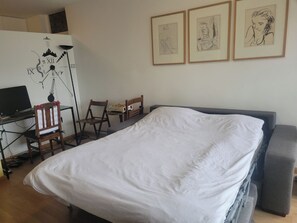 1 dormitorio, tabla de planchar con plancha, wifi y ropa de cama