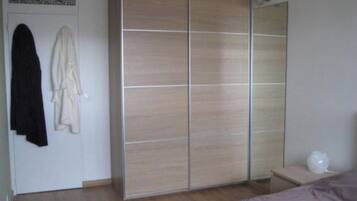 1 dormitorio, tabla de planchar con plancha, wifi y ropa de cama