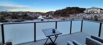 Stunning apartment in Finnås with house sea view