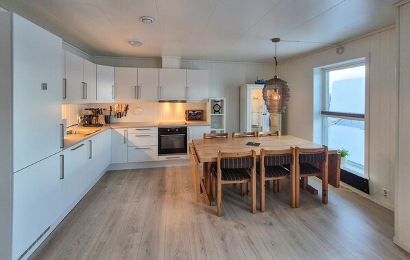 Fridge, oven, stovetop, dishwasher - Stunning apartment in Finnås with house sea view (Finnås)