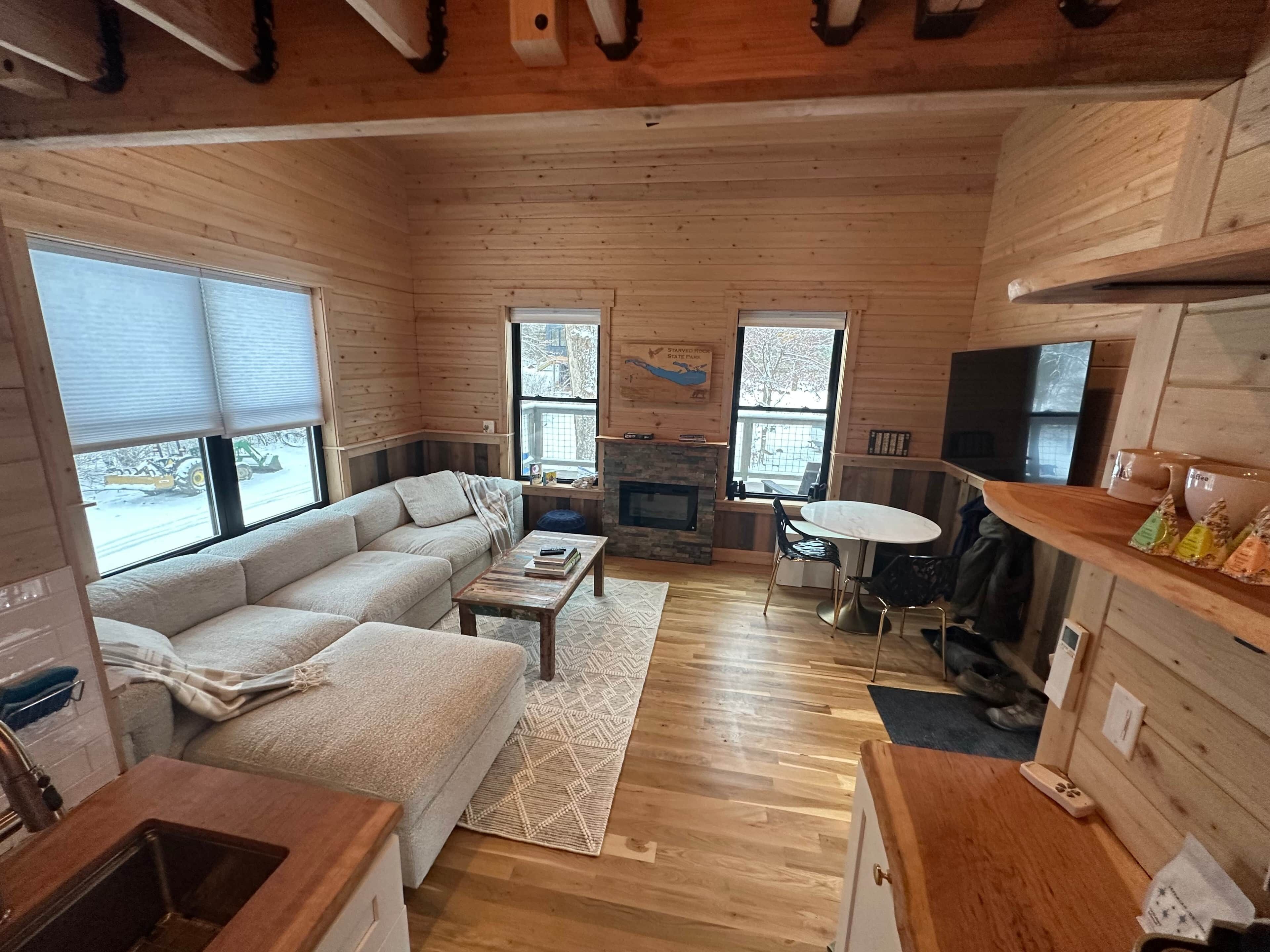Smart TV, fireplace, books, stereo