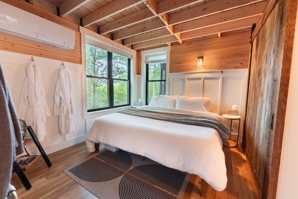 Schreibtisch, Reisekinderbett, WLAN, Bettwäsche