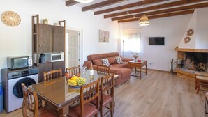 A compact living space with a dining area, kitchen, and seating area. - El Moral Prado del Rey by Ruralidays (Cádiz)