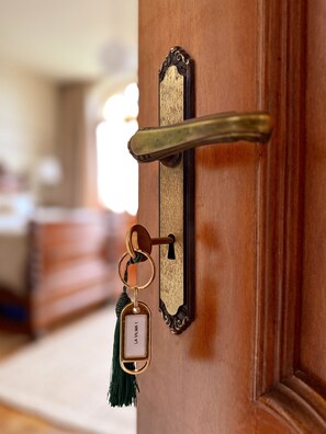 セーフティボックス (室内)、アイロン / アイロン台、WiFi (無料)