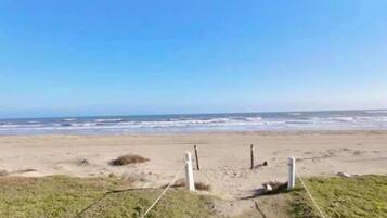 Beach nearby, sun loungers, beach towels