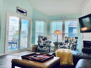 TV connectée, cheminée, livres, espaces bureaux