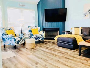 Smart-TV, peis, bøker og kontorer