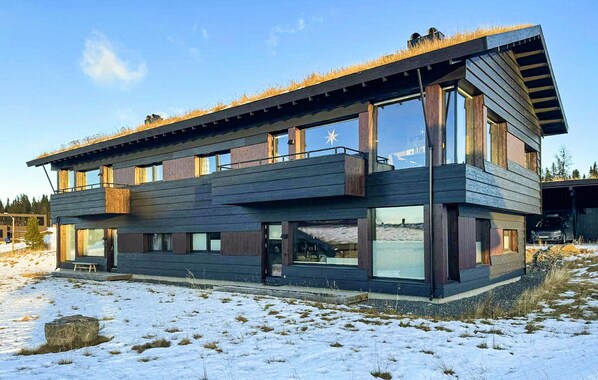 A modern two-story house with large windows and a flat roof covered with grass. - Amazing apartment in øyer with WiFi (Øyer)