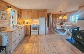 Frigorífico, horno, placa de cocina y cafetera o tetera