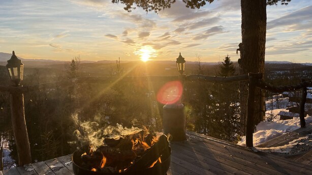 A wooden deck with a barbecue grill, surrounded by snow-covered landscape and distant mountains. - Stunning home in Austbygda with WiFi (Austbygda)
