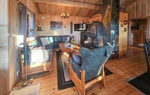 Smart TV, fireplace - Stunning home in Austbygda with WiFi (Austbygda)