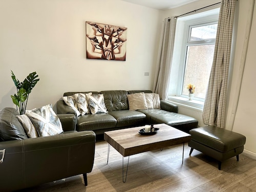 The Regent Retreat - Modern 4-Bedroom Home