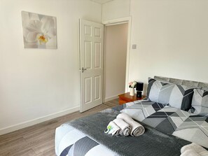 4 makuuhuonetta, silitysrauta/-lauta, internet, vuodevaatteet