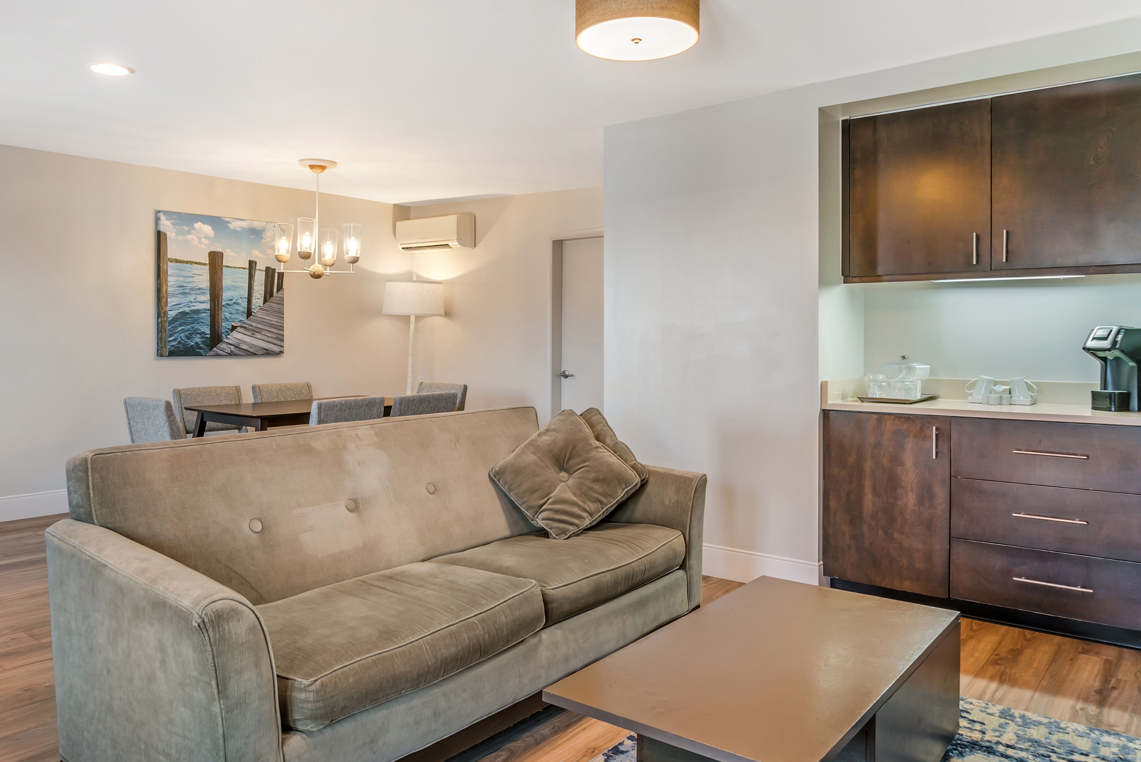 Suite, 1 King-Bett | Wohnbereich