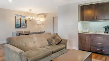 Suite, 1 King-Bett | Wohnbereich