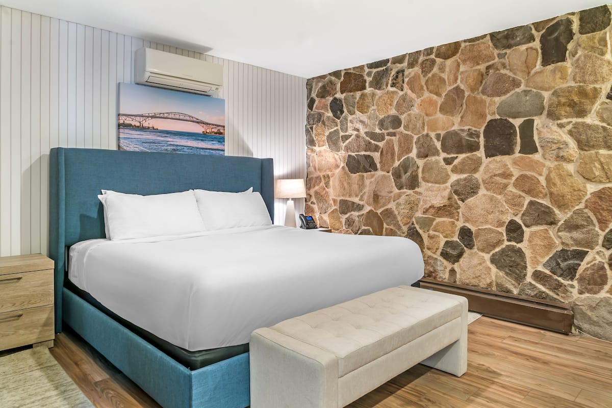 Suite, 1 King Bed | Iron/ironing board, free WiFi