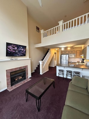 TV, fireplace - Championship Golf Sky Loft - Borgata 304 (Kelowna)