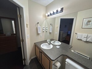 Hårføner og håndklær