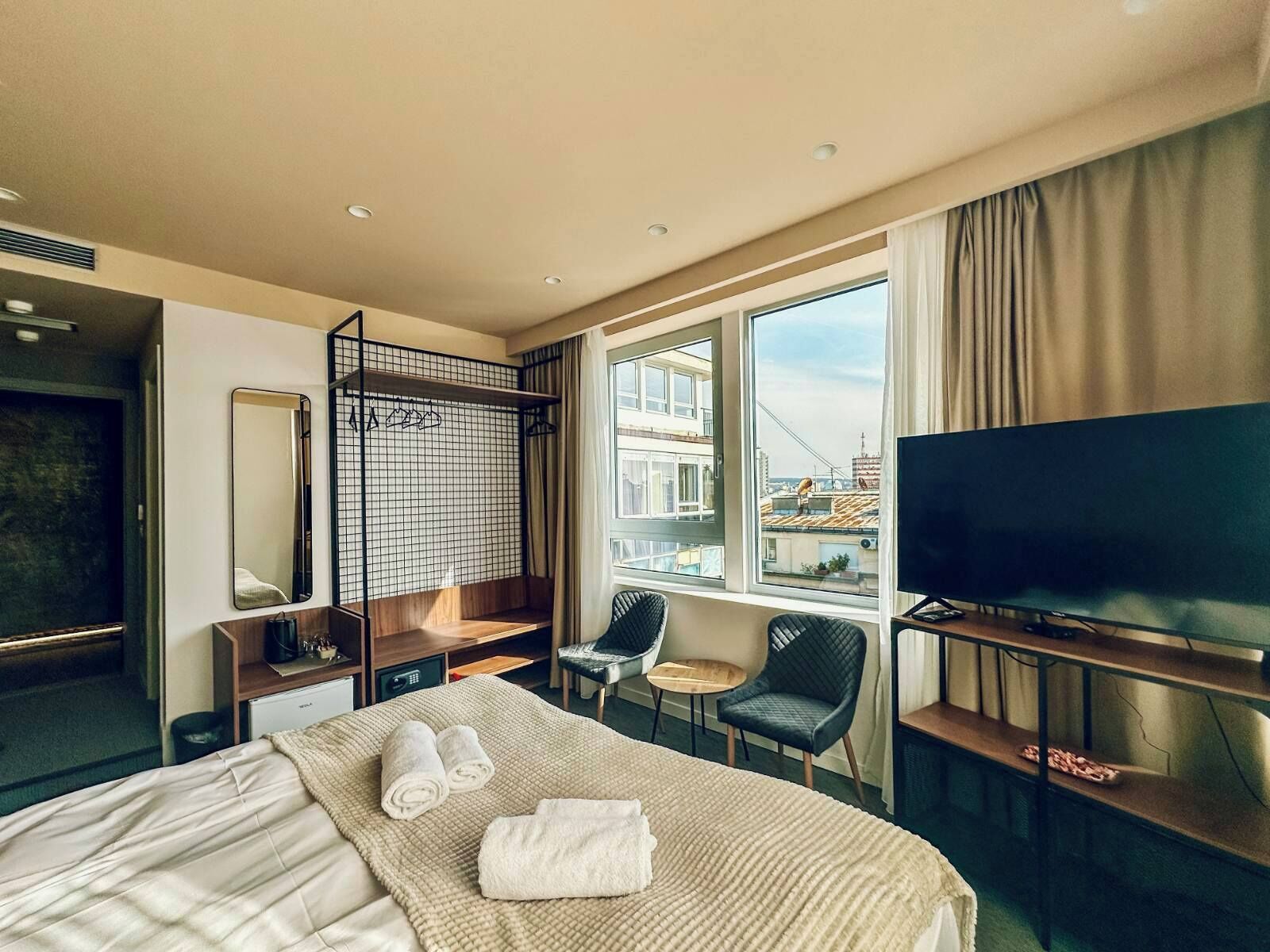 Quarto casal ou duplo superior, vista para a cidade | Cofres nos quartos, quartos à prova de som