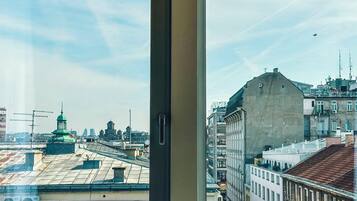 高级双人房或双床房, 城市景观 | 客房内保险箱、隔音、熨斗/熨衣板、免费 WiFi