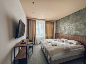 خزنة داخل الغرفة وتجهيزات عازلة للصوت ومكواة/لوح كي وواي فاي مجانًا