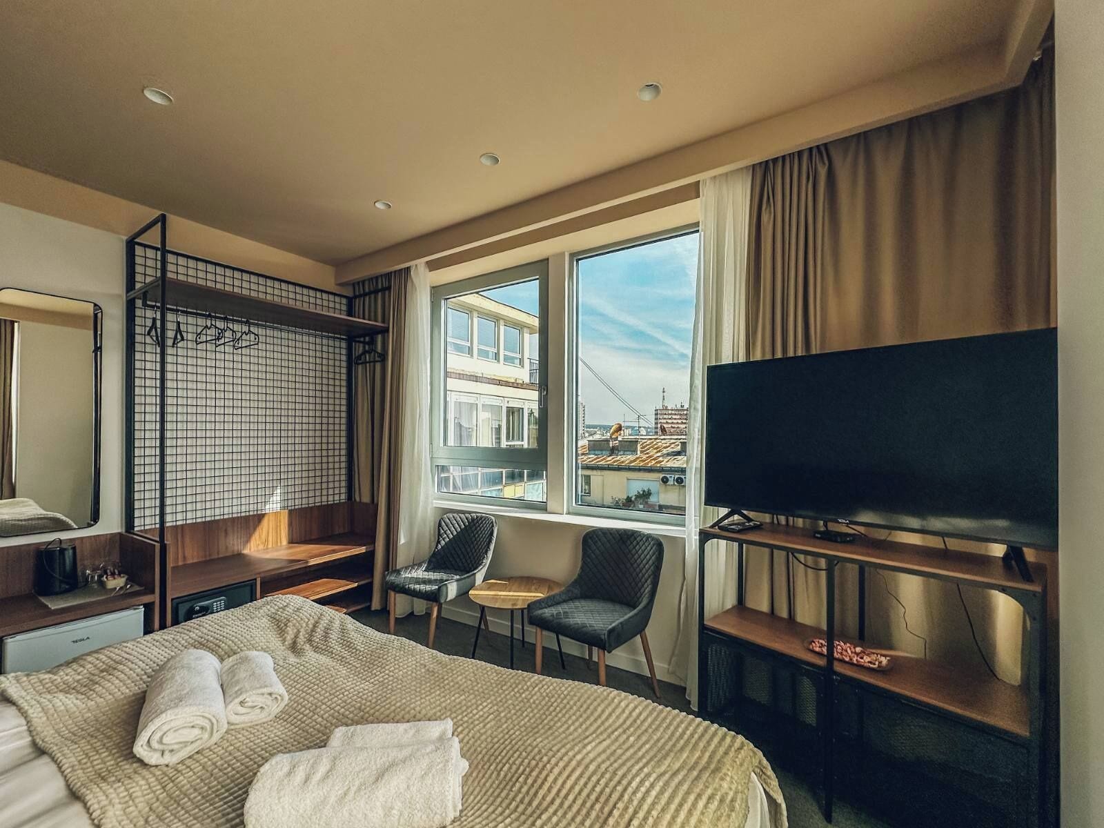 In-room safe, soundproofing, iron/ironing board, free WiFi