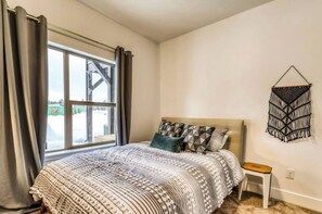 Iron/ironing board, WiFi, bed sheets - Broken Creek Retreat in charming McCall!
 (McCall)