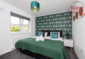 Iron/ironing board, travel cot, free WiFi, bed sheets - Modern 2 bedroom house with on street parking (Coatbridge)