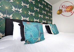 Iron/ironing board, travel cot, free WiFi, bed sheets - Modern 2 bedroom house with on street parking (Coatbridge)