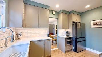 Coffee/tea maker, fridge, microwave, oven