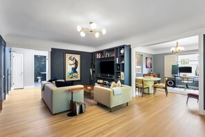 Smart-tv, böcker, kontor och datorskärmar