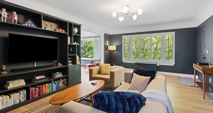 Spacious, Bright Eastlake Stay +Parking, WFH Ready