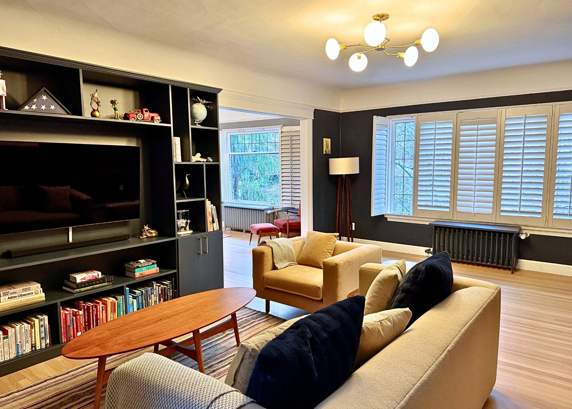 TV connectée, livres, espaces bureaux, écrans d'ordinateur