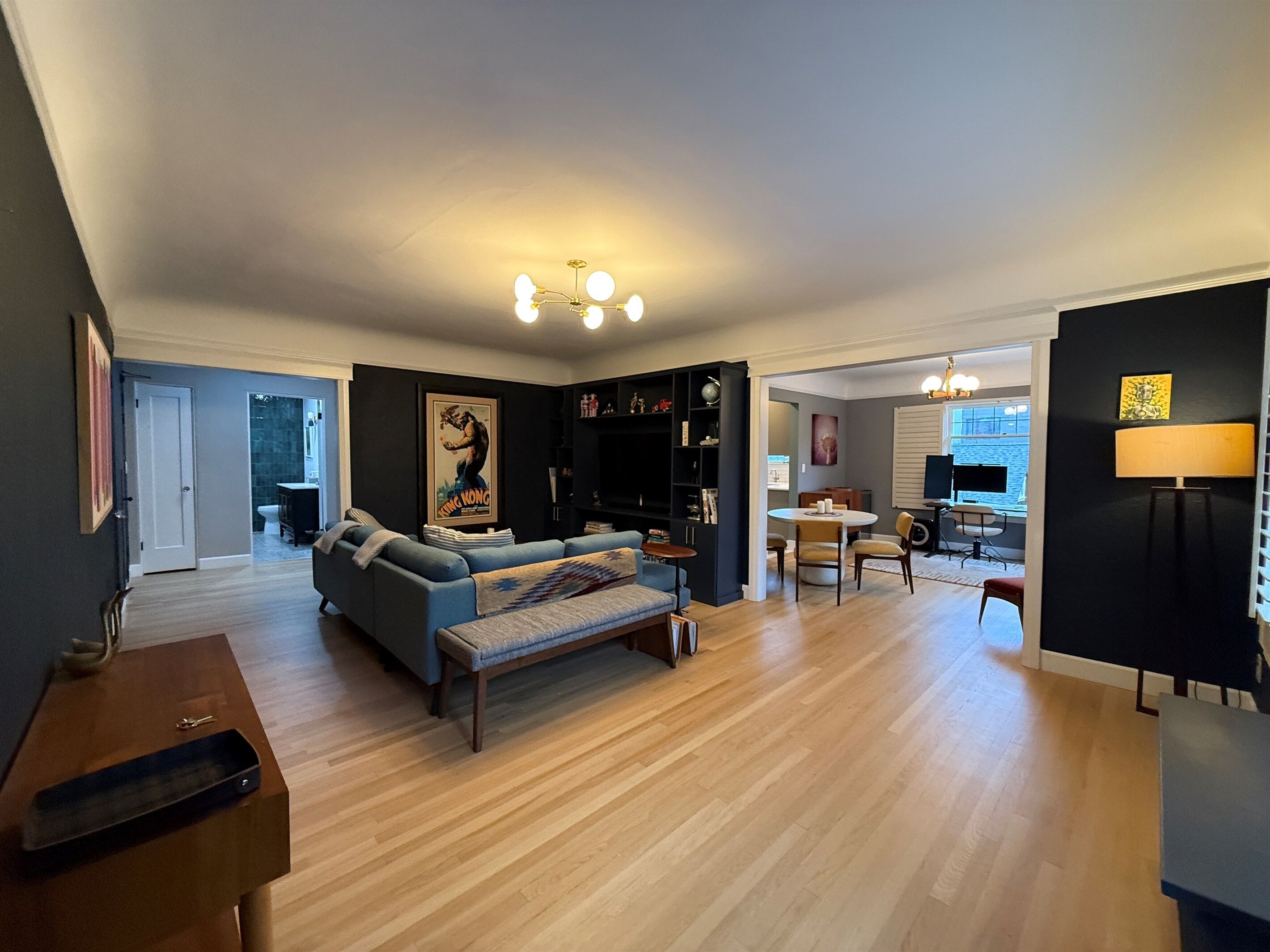 Smart-tv, boeken, een kantoor en een computerscherm