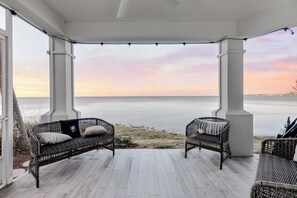 Terrace/patio - Sandbarr - Bayfront home with a Golf Cart! (Miramar Beach)