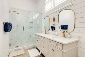 Shower, hair dryer, towels, soap - Sandbarr - Bayfront home with a Golf Cart! (Miramar Beach)