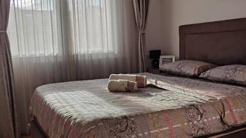 Cortinas opacas, tabla de planchar con plancha, wifi gratis