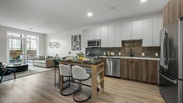 Apartamento de lujo, 1 habitación, cocina | Cocina privada | Frigorífico, microondas, horno y placa de cocina