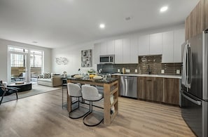 Apartamento de lujo, 1 habitación, cocina | Cocina privada | Frigorífico, microondas, horno y placa de cocina