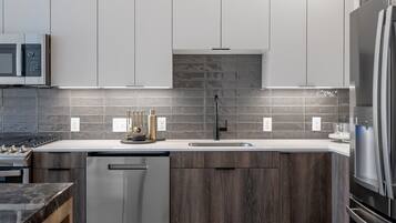 Refrigerador, microondas, horno, placa de cocina