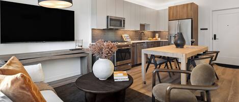 Luxury-Apartment, 1 Schlafzimmer, Küche | Wohnzimmer | 65-Zoll-Smart-TV mit Kabelempfang, Hulu, Tischfußball