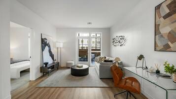 Apartamento de lujo, 1 habitación, cocina | Zona de estar | Una televisión LED, Hulu, un futbolín, libros