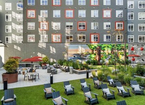 Outdoor dining - Hyatus Designer Residences Everett (Everett)