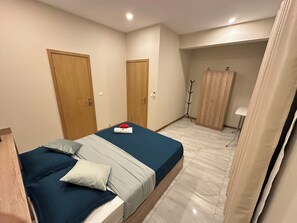 Tabla de planchar con plancha, wifi gratis y ropa de cama 