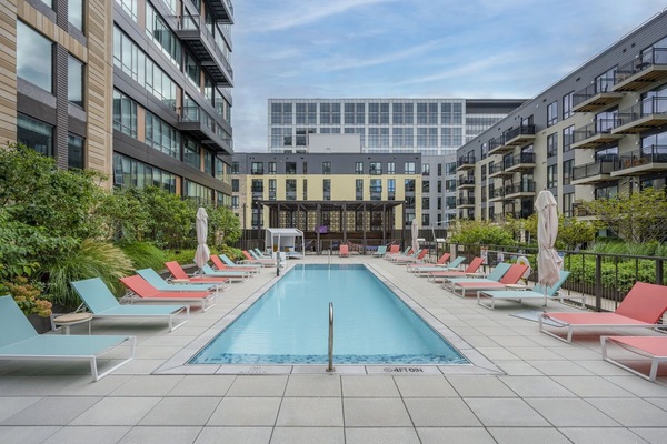 Una piscina al aire libre de temporada, cabañas de piscina gratuitas