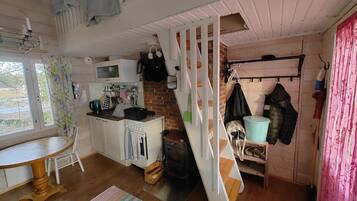 Microwave, stovetop, cookware/dishes/utensils