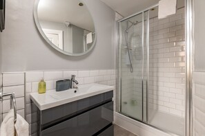 Shower, hair dryer, towels - Kincaple Garden Flat (Kincaple)