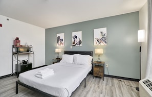 1 Schlafzimmer, Schreibtisch, Bügeleisen/Bügelbrett, Reisekinderbett