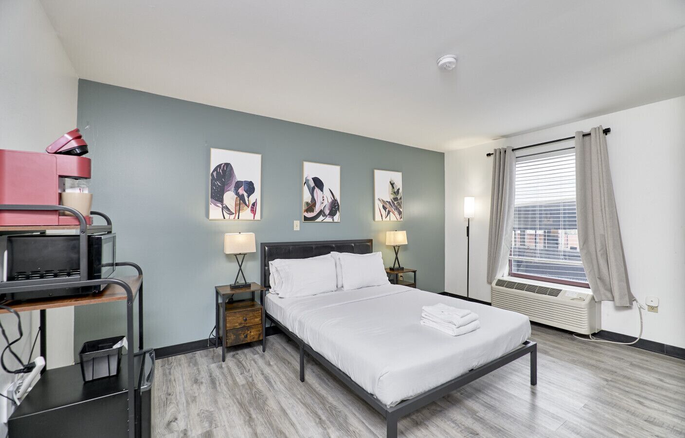 1 chambre, bureau, fer et planche à repasser, lit de bébé portatif