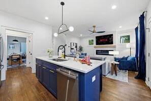 Interior - Hot Tub, Fire Pit, Office+Monitors, Walk2Beltline (Atlanta)